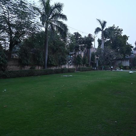 Hotel Sainik Grand Varanasi Bagian luar foto