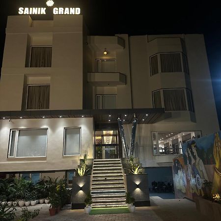Hotel Sainik Grand Varanasi Bagian luar foto