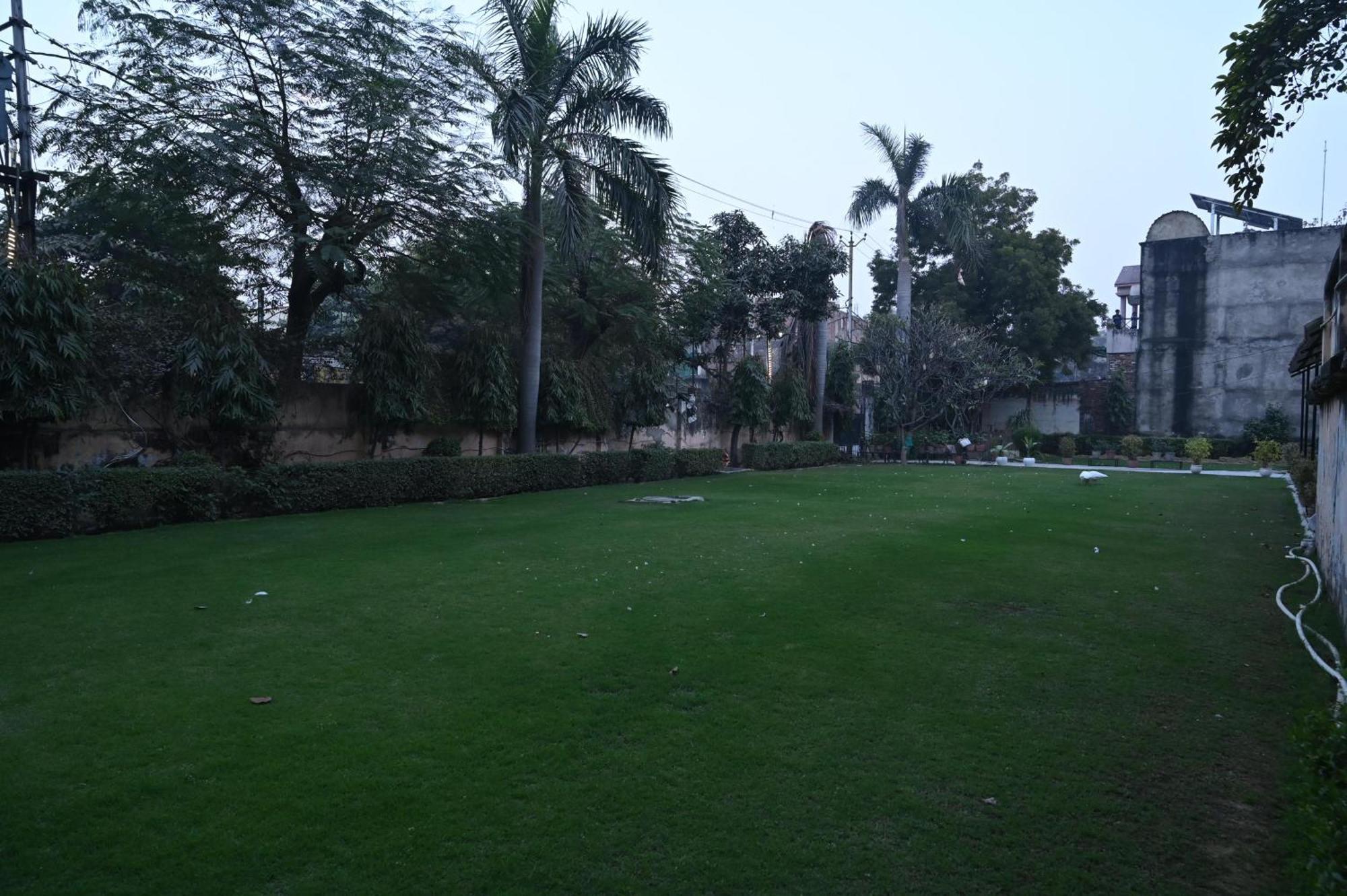 Hotel Sainik Grand Varanasi Bagian luar foto