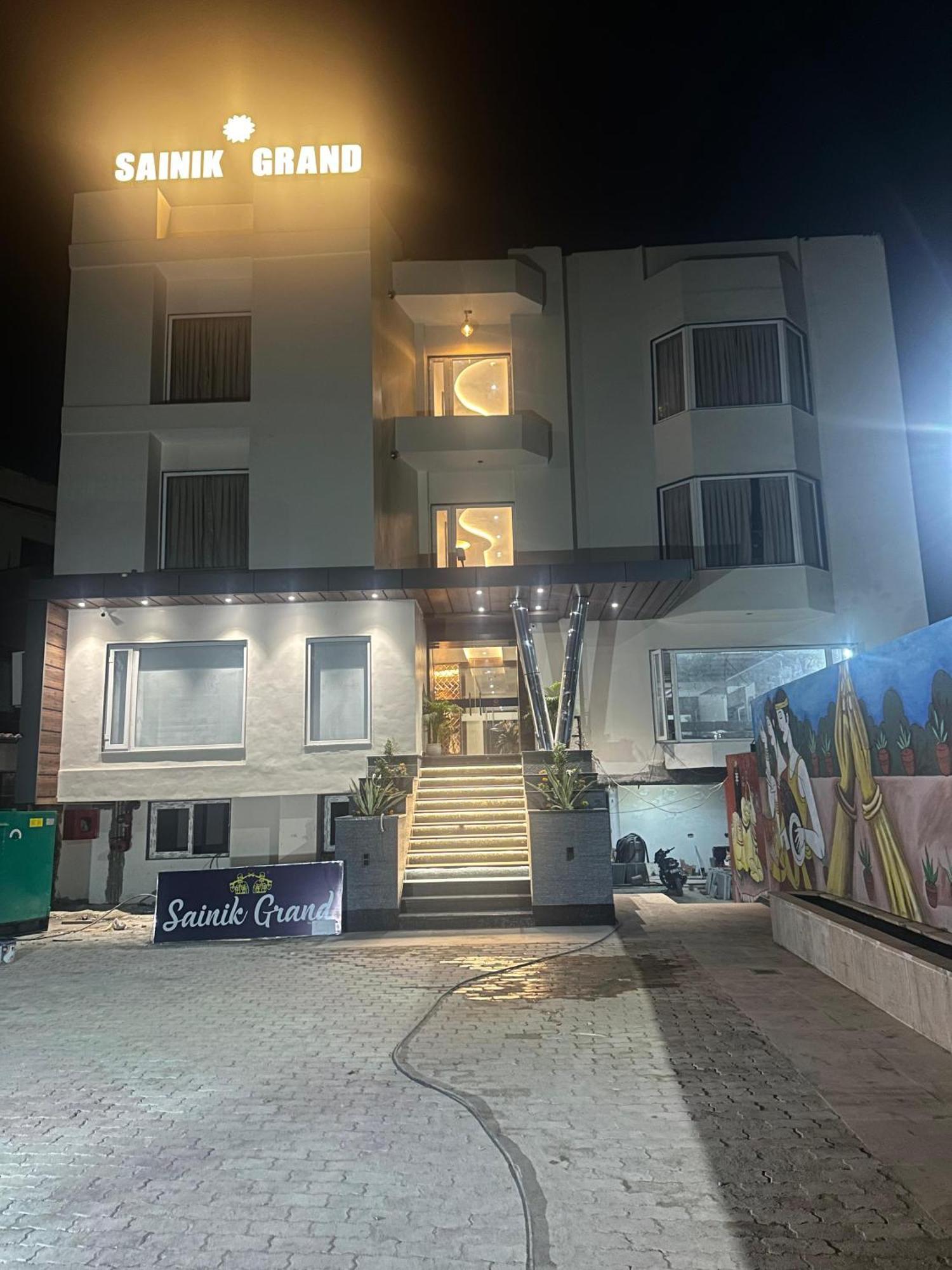 Hotel Sainik Grand Varanasi Bagian luar foto