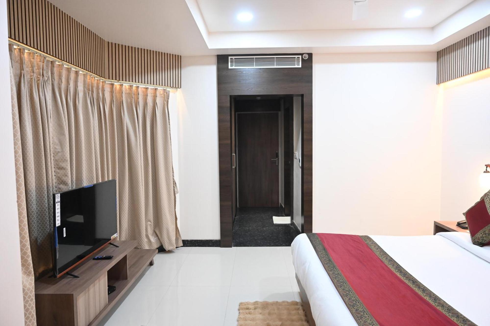 Hotel Sainik Grand Varanasi Bagian luar foto
