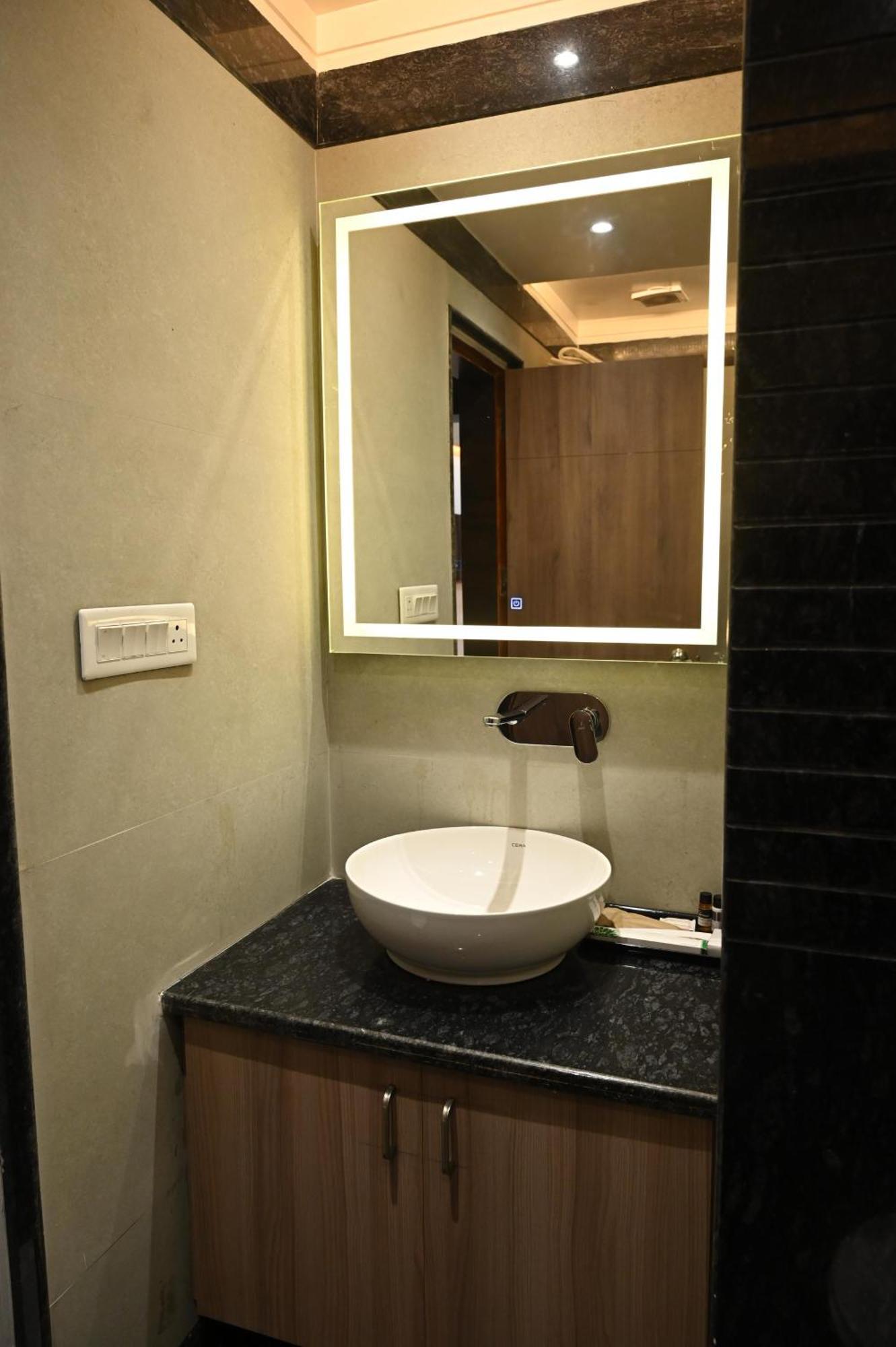Hotel Sainik Grand Varanasi Bagian luar foto