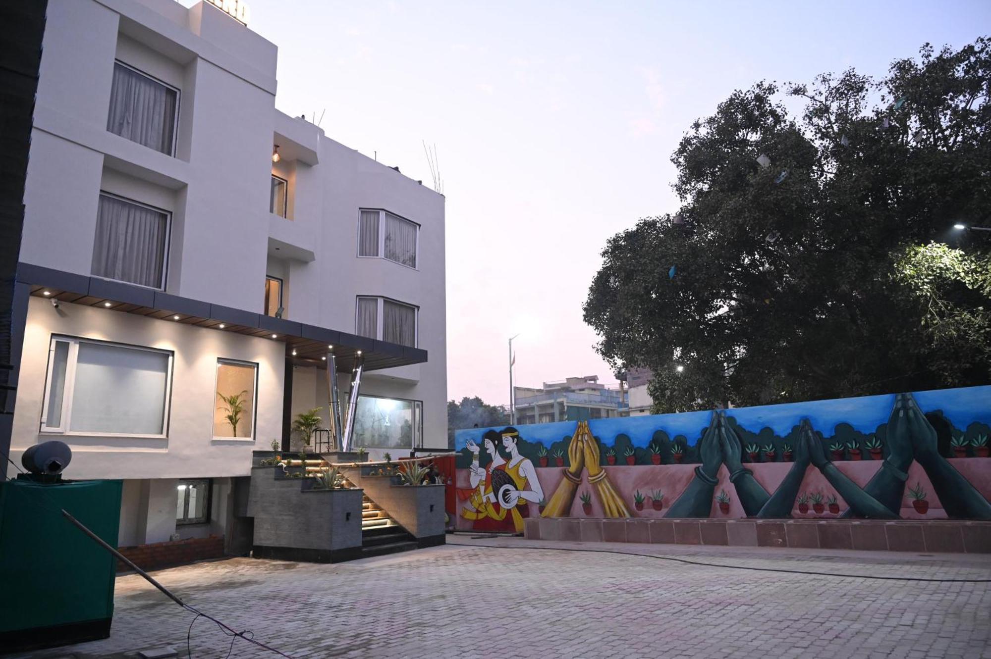 Hotel Sainik Grand Varanasi Bagian luar foto