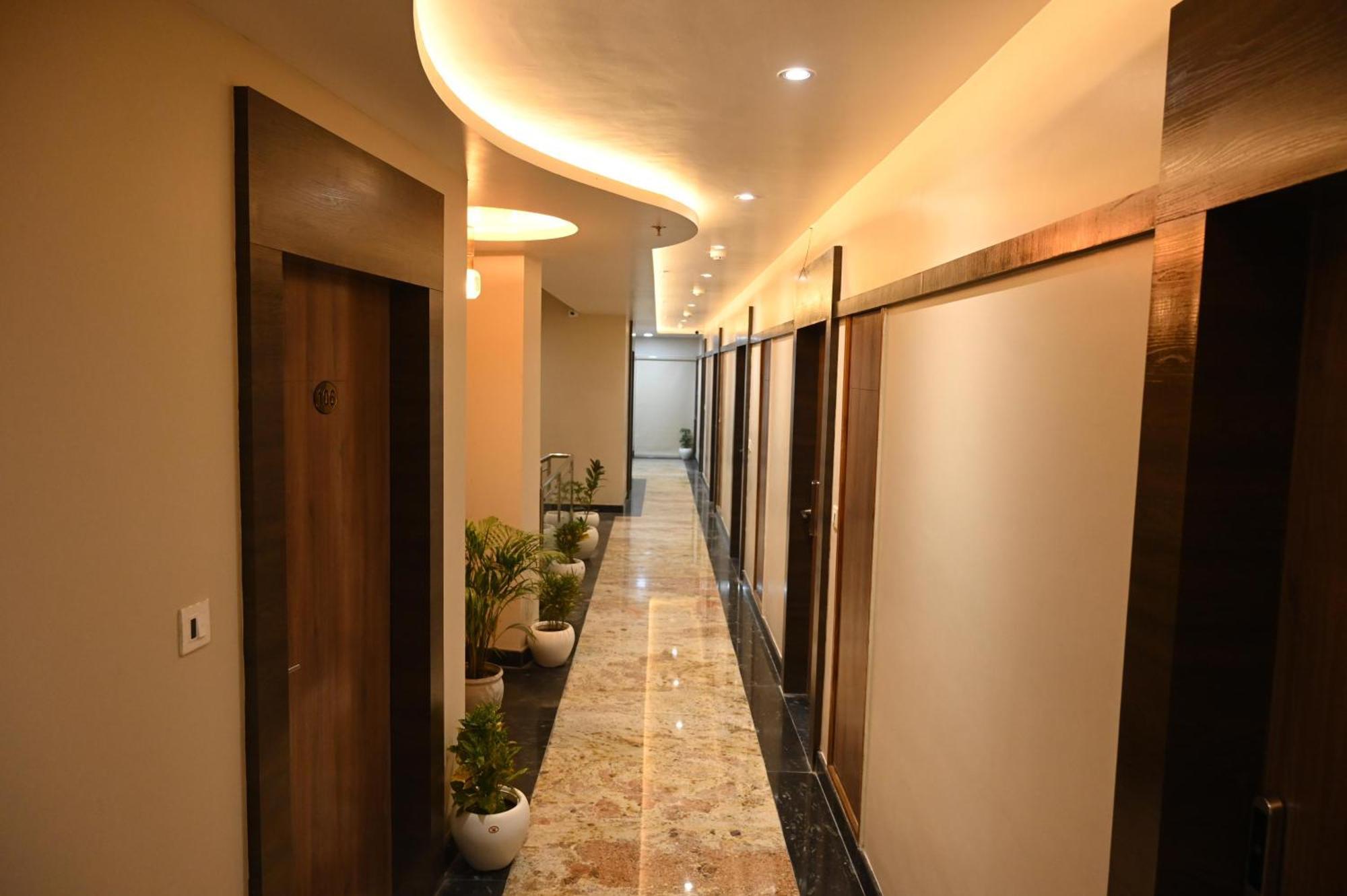 Hotel Sainik Grand Varanasi Bagian luar foto