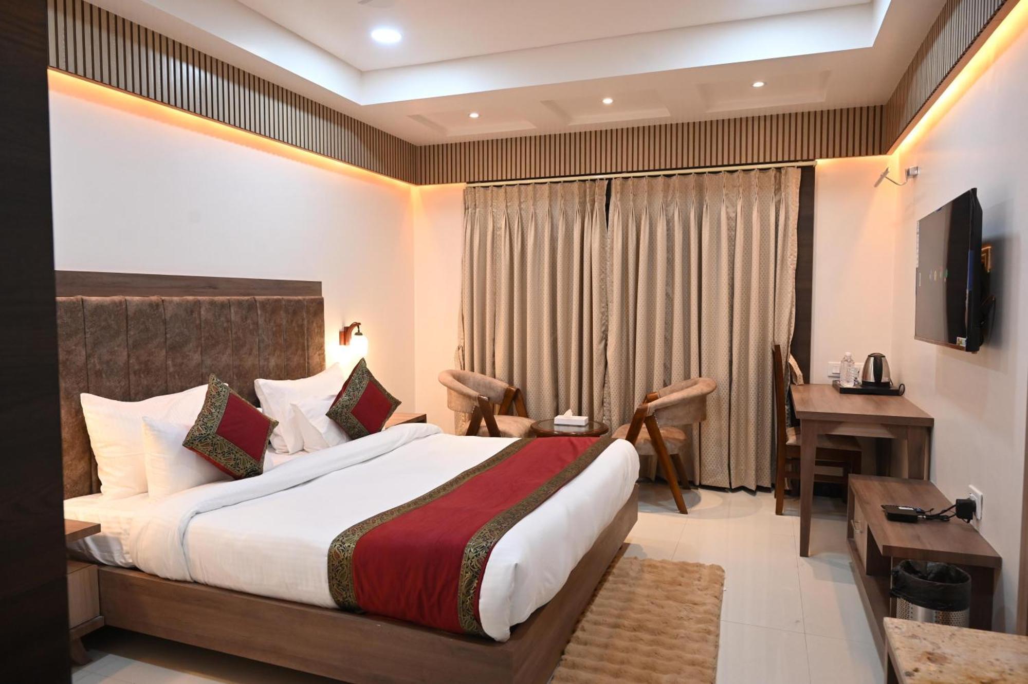 Hotel Sainik Grand Varanasi Bagian luar foto