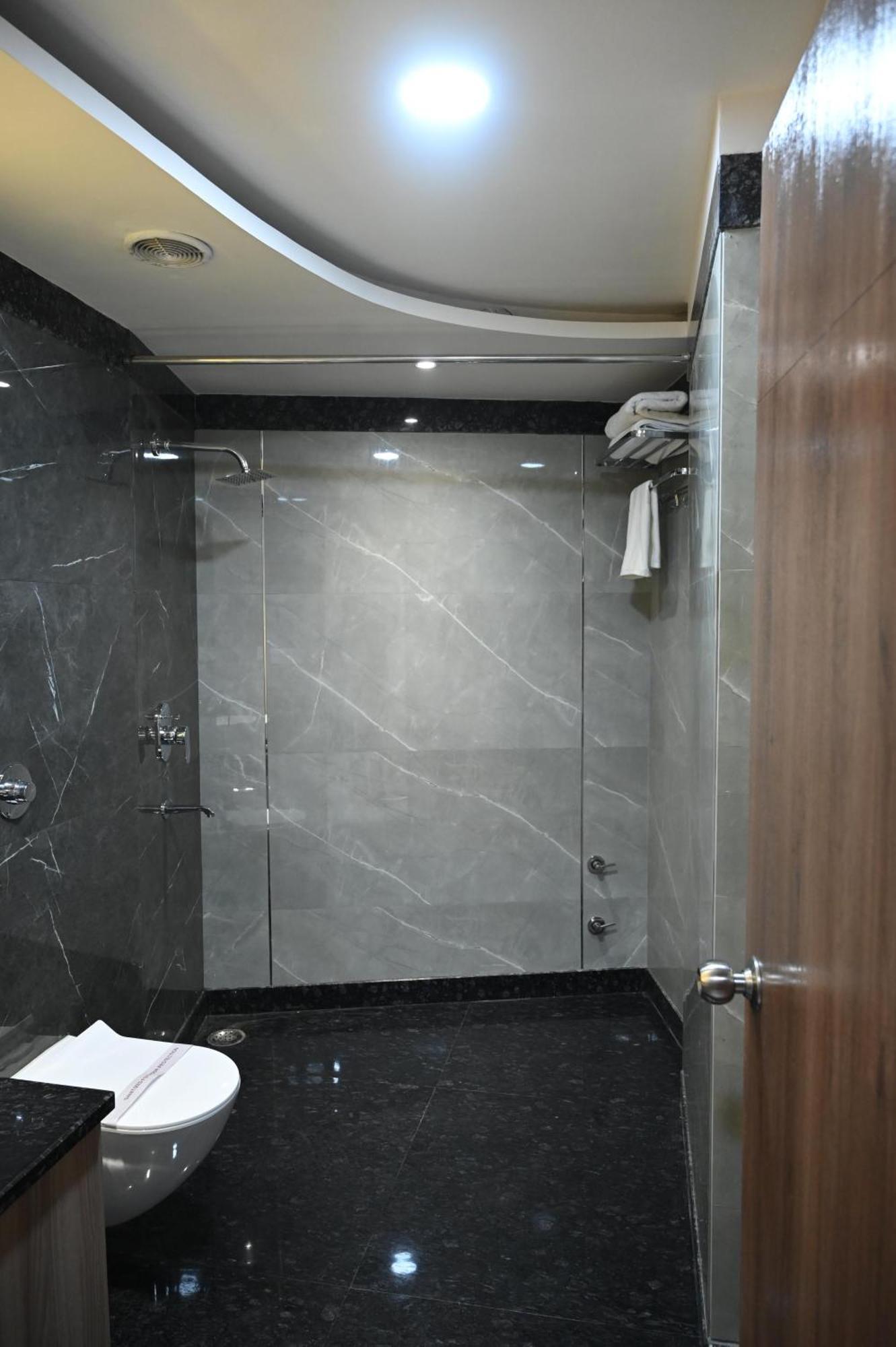 Hotel Sainik Grand Varanasi Bagian luar foto