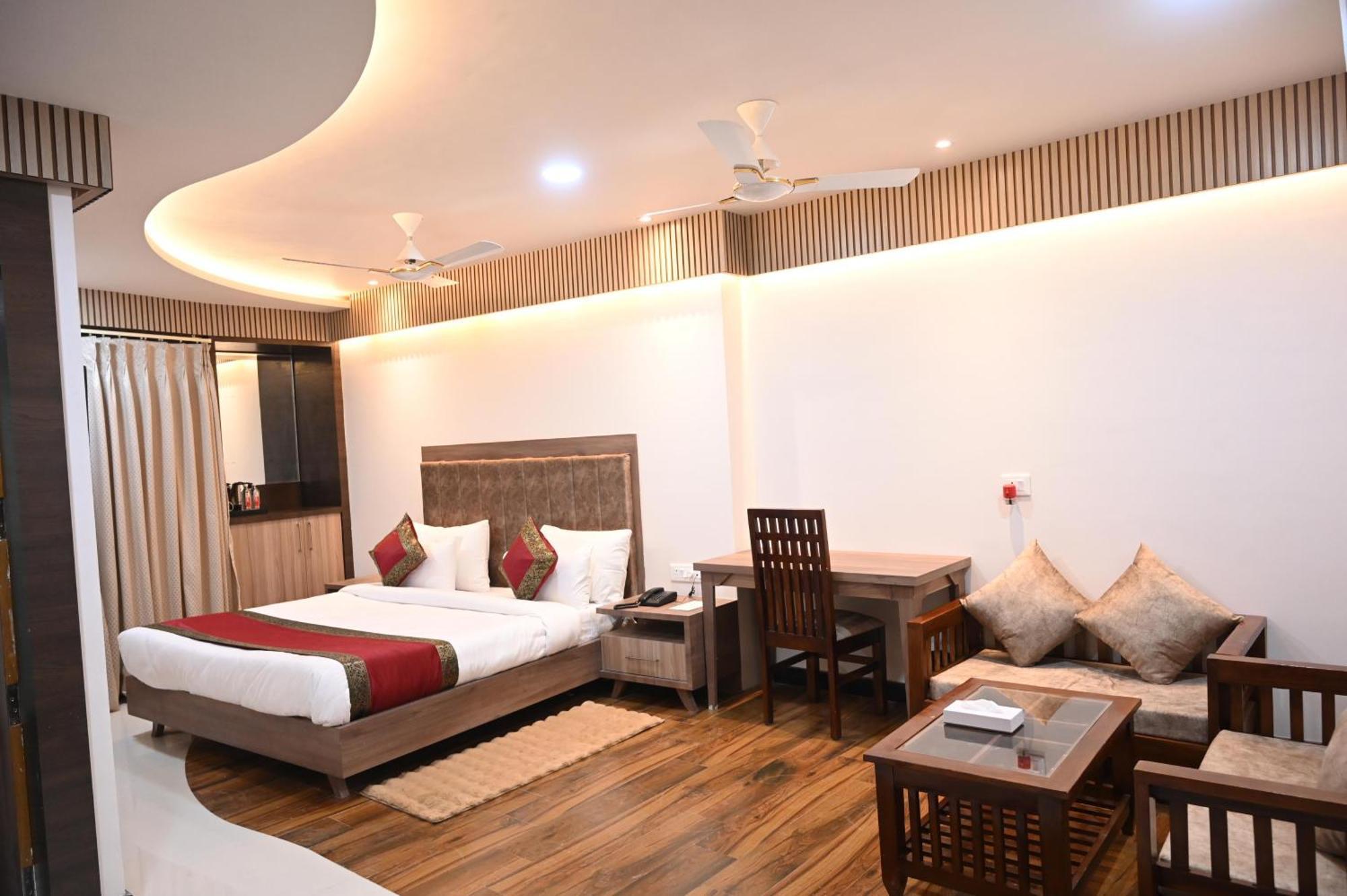 Hotel Sainik Grand Varanasi Bagian luar foto