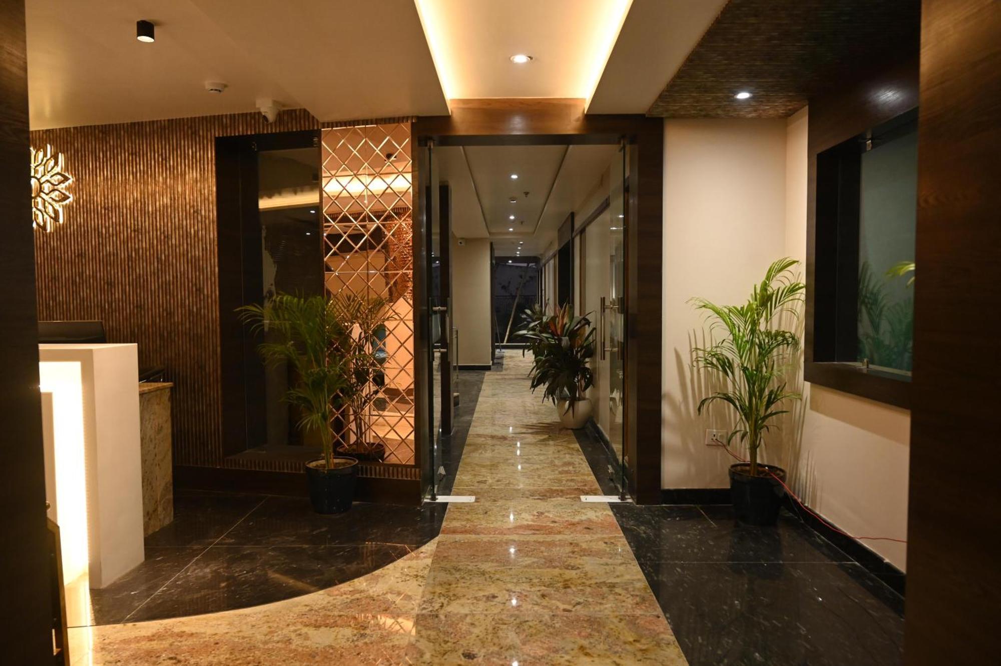 Hotel Sainik Grand Varanasi Bagian luar foto