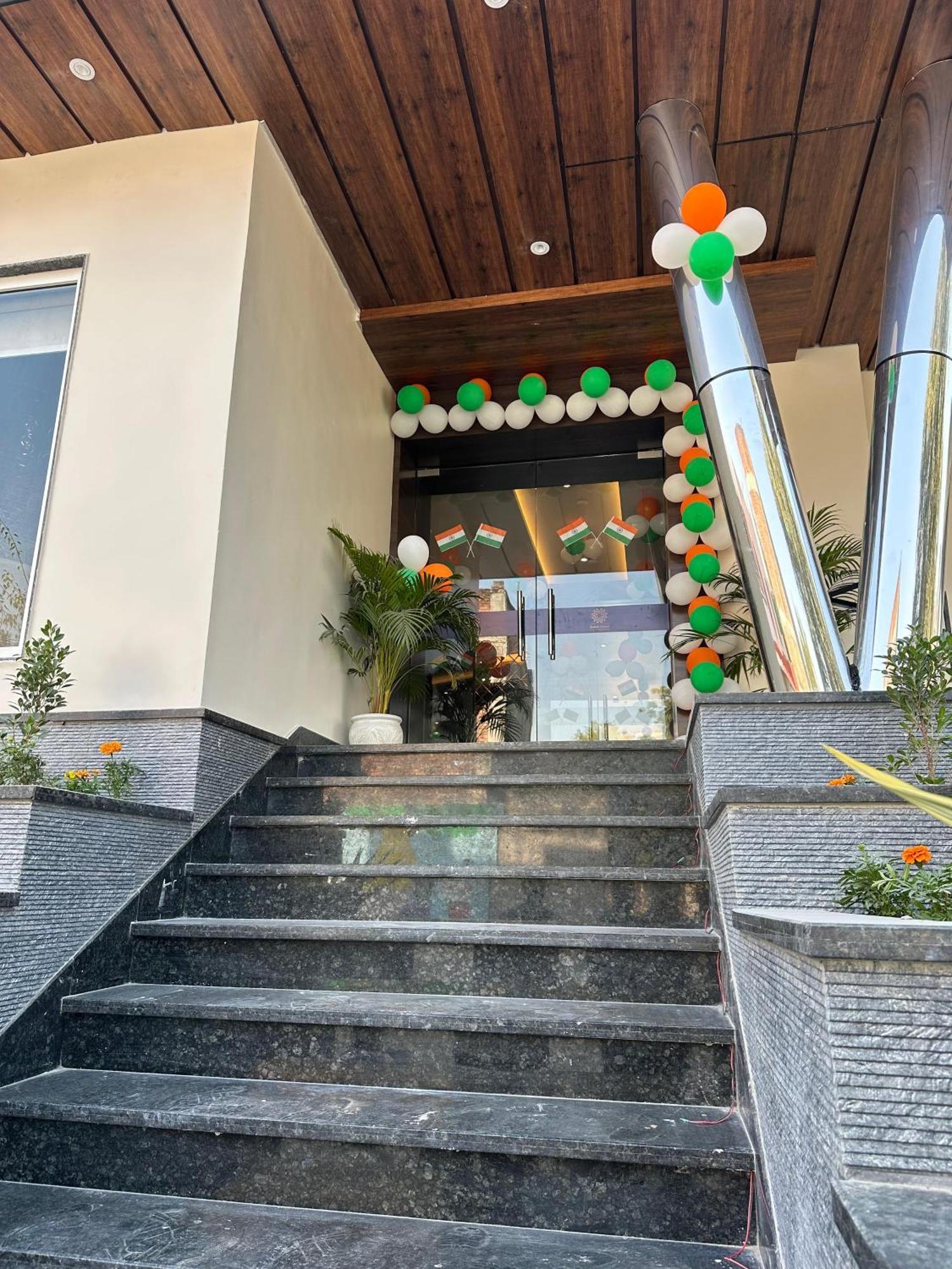 Hotel Sainik Grand Varanasi Bagian luar foto