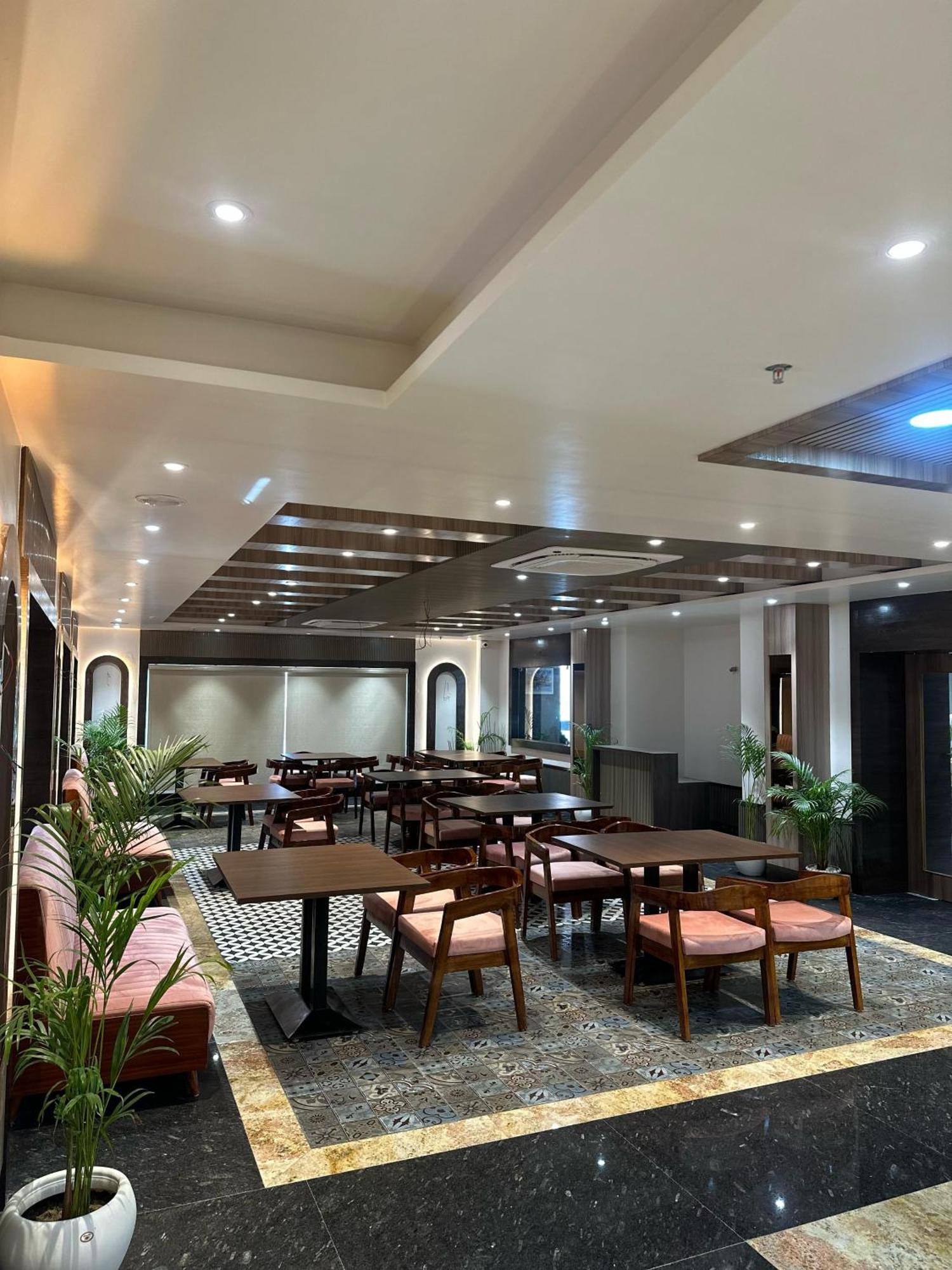 Hotel Sainik Grand Varanasi Bagian luar foto