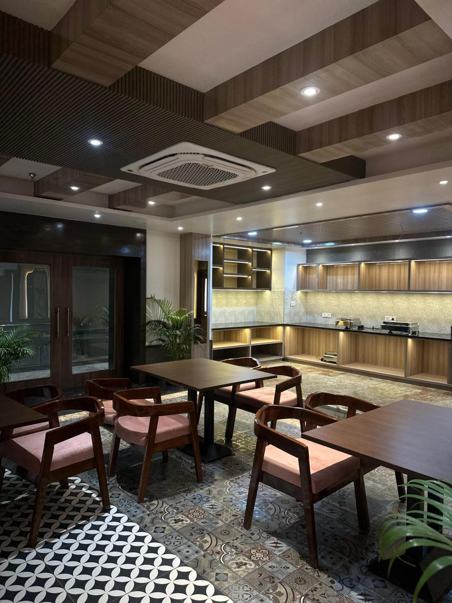 Hotel Sainik Grand Varanasi Bagian luar foto