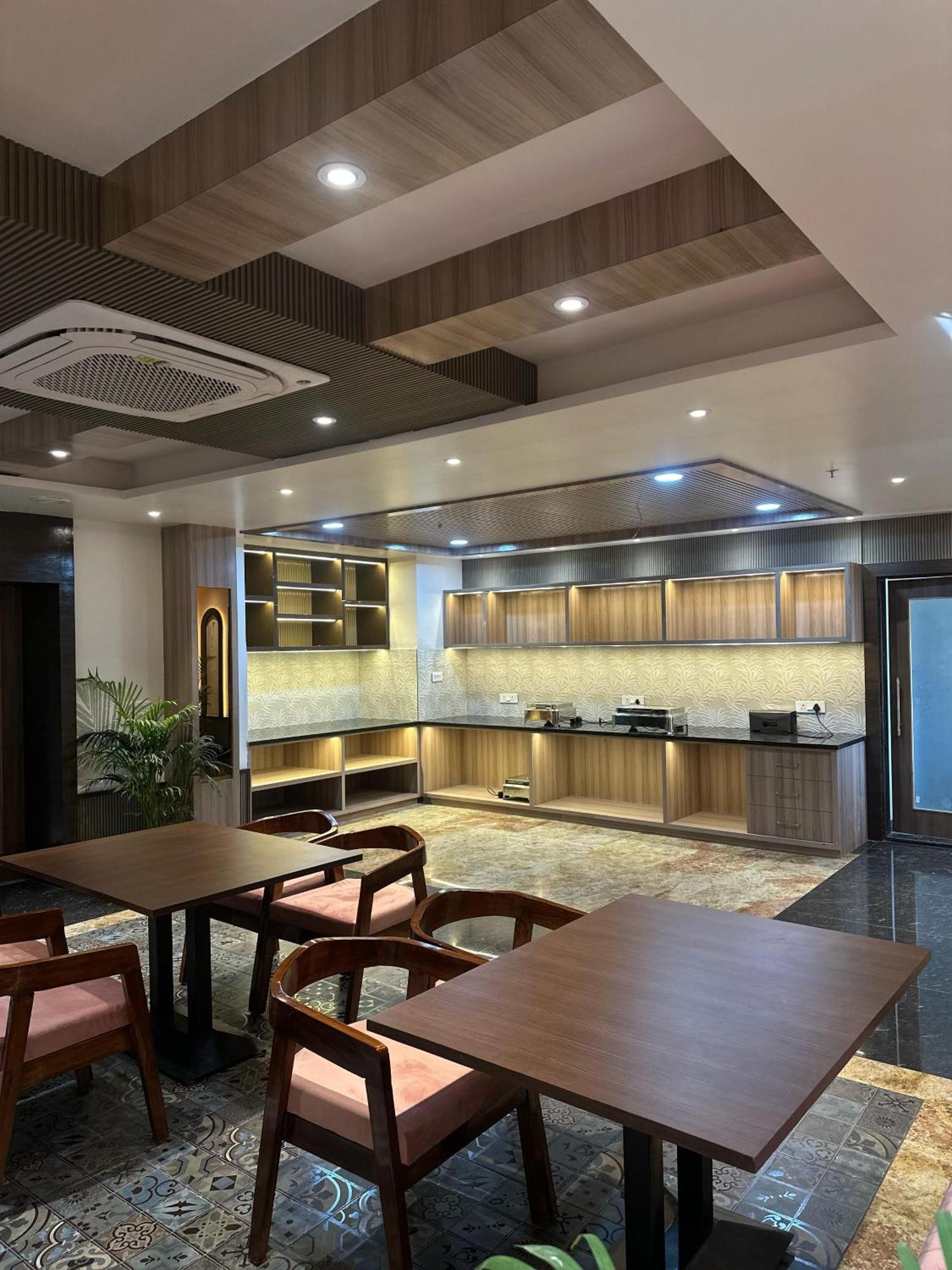 Hotel Sainik Grand Varanasi Bagian luar foto