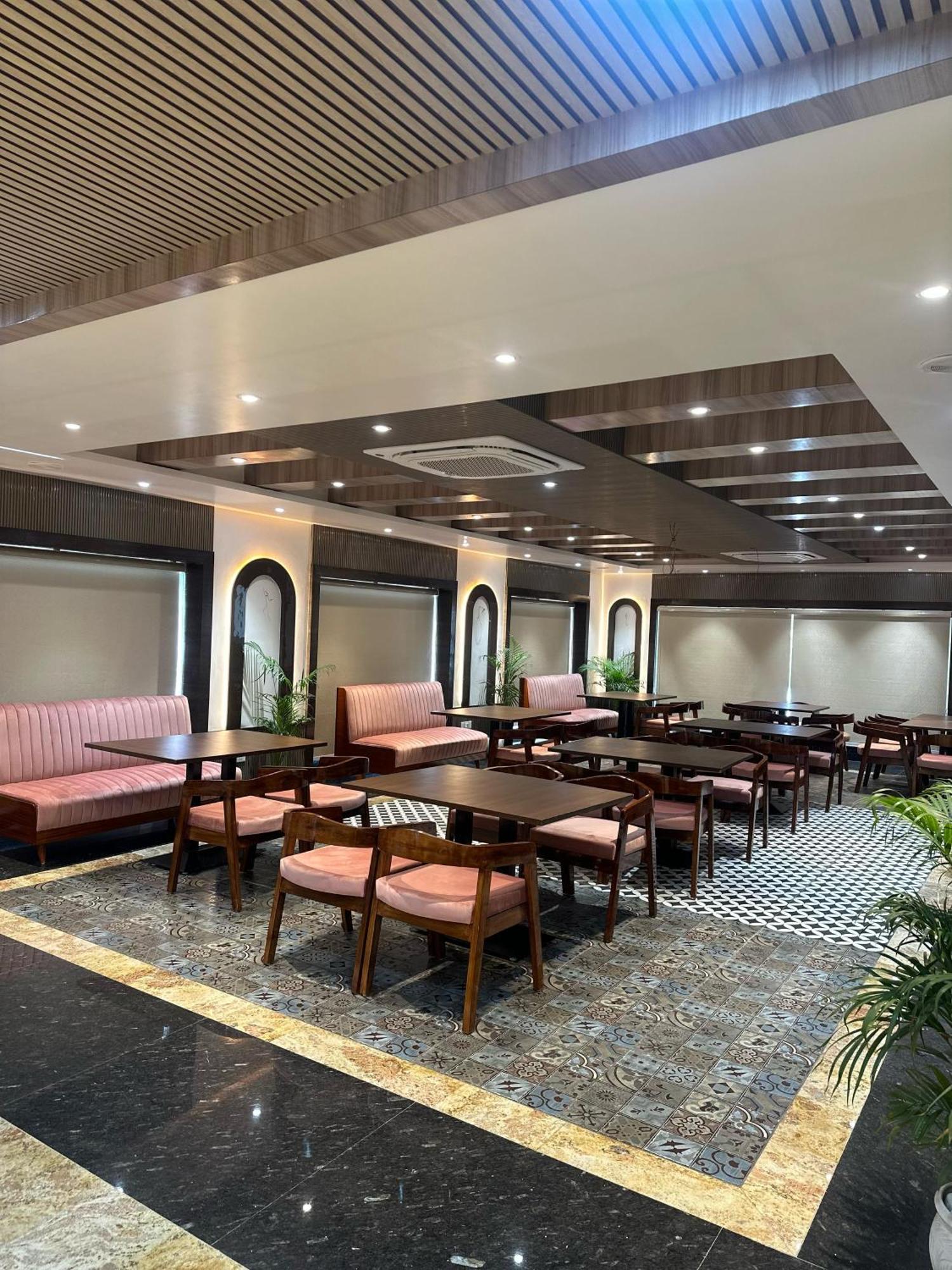 Hotel Sainik Grand Varanasi Bagian luar foto