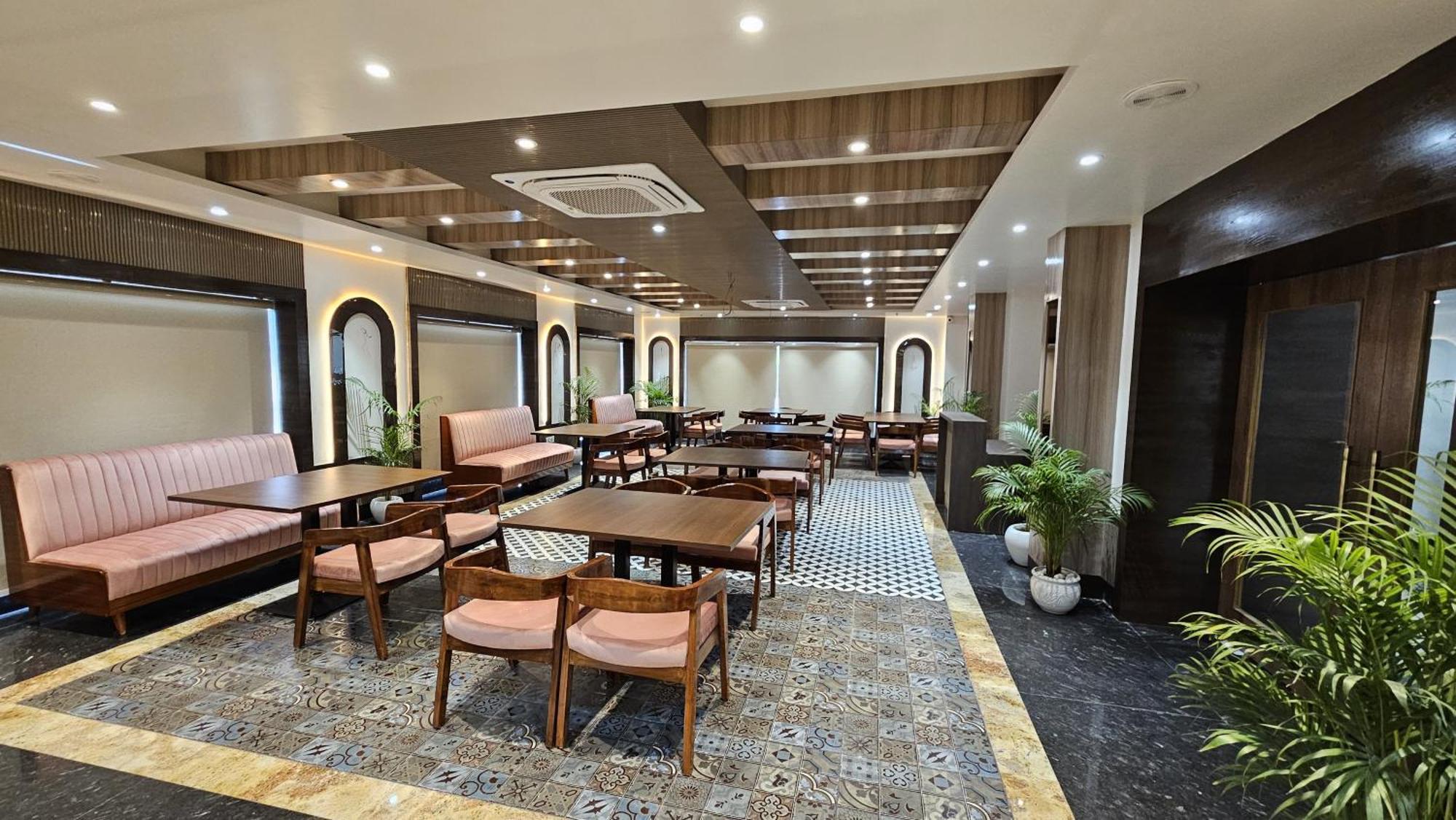 Hotel Sainik Grand Varanasi Bagian luar foto