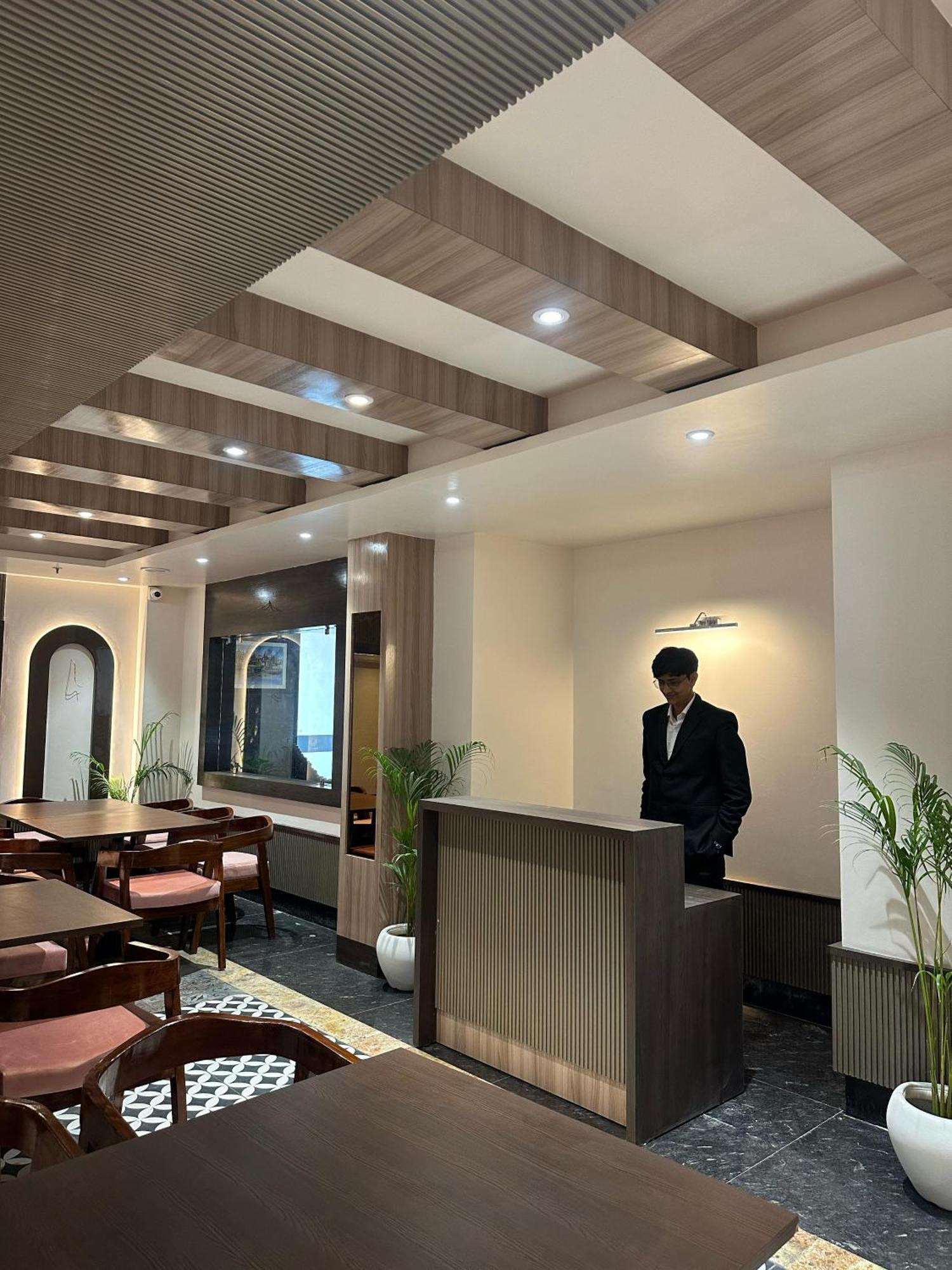 Hotel Sainik Grand Varanasi Bagian luar foto