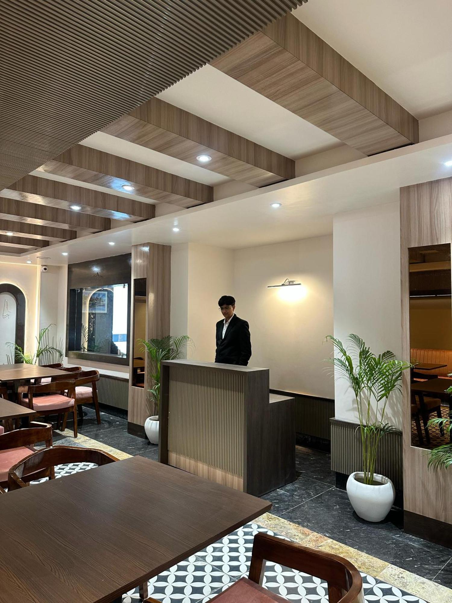 Hotel Sainik Grand Varanasi Bagian luar foto