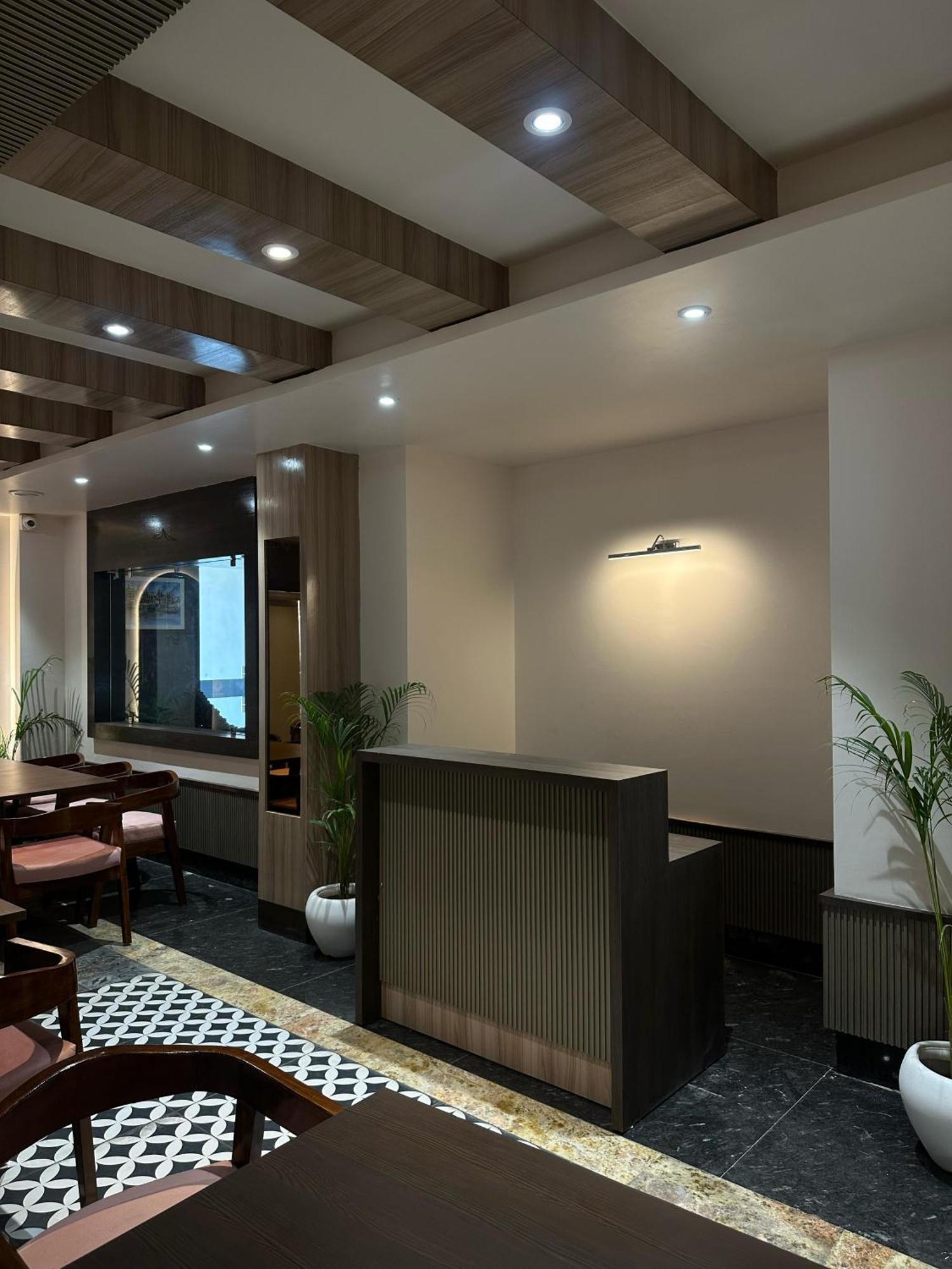 Hotel Sainik Grand Varanasi Bagian luar foto
