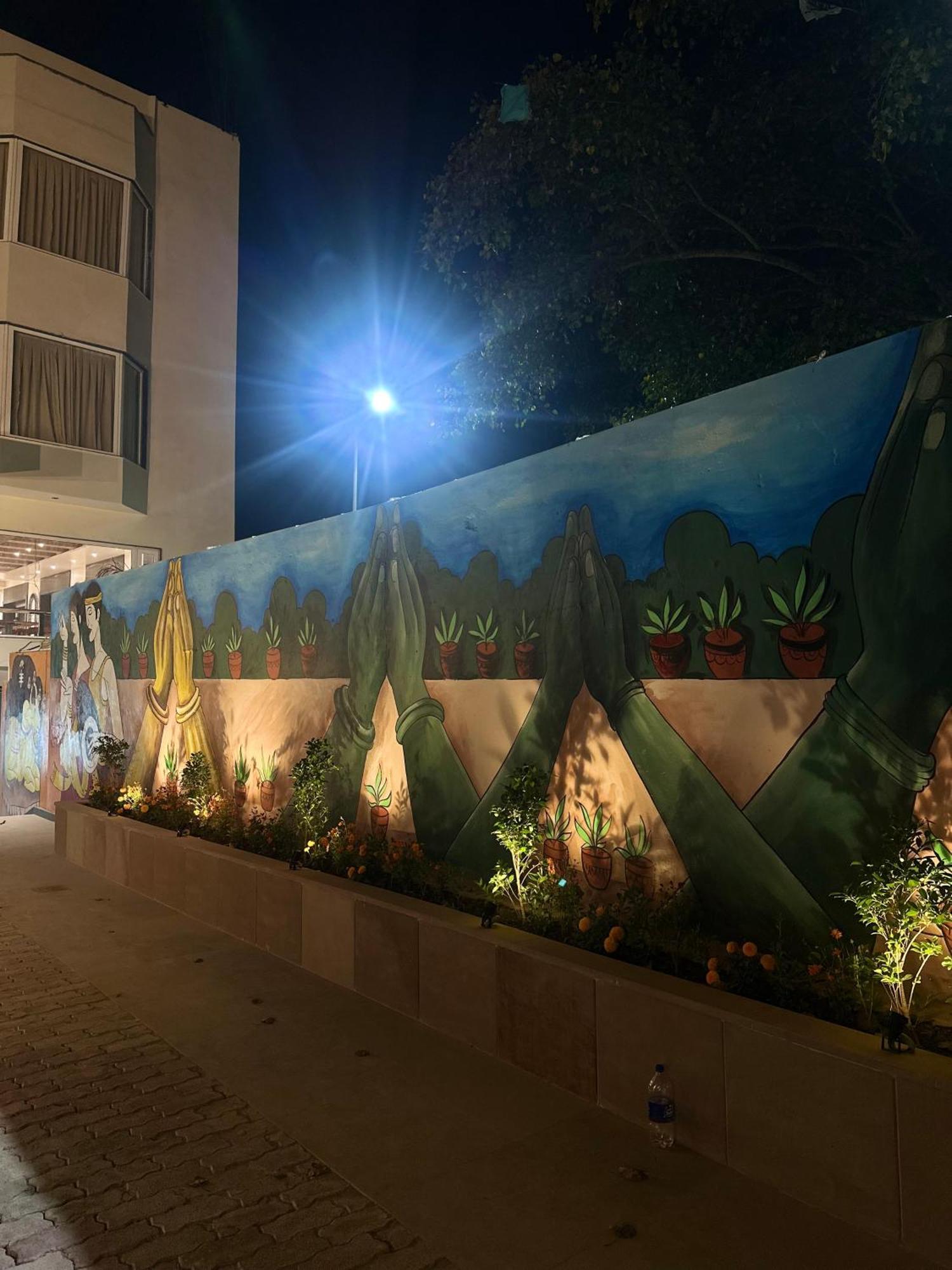 Hotel Sainik Grand Varanasi Bagian luar foto